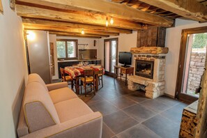 House, Fireplace, Mountain View | Living area