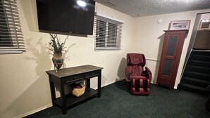 Interior - Charming 4-bedroom home with WiFi and massage chair in fabulous Colorado Springs (Colorado Springs)