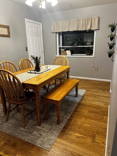 Charming 4-bedroom home with WiFi and massage chair in fabulous Colorado Springs