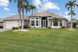 Exterior - Canal-Side Paradise: Spacious Cape Coral Retreat with Stunning Water Views (Cape Coral)