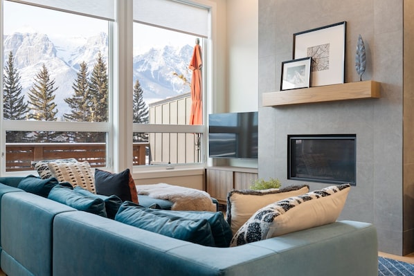 Smart TV, fireplace, stereo