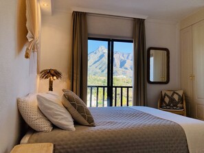 2 bedrooms, in-room safe, iron/ironing board, free WiFi - Las Lomas | Apartment with pool in Marbella (Marbella)