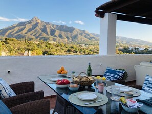 Outdoor dining - Las Lomas | Apartment with pool in Marbella (Marbella)