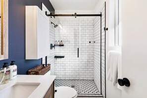 Een douche, een haardroger, handdoeken