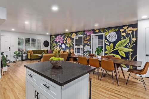 Scottsdale Papago Abode: Spacious 5BR home in Old Town, perfect for family fun!