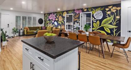 Scottsdale Papago Abode: Spacious 5BR home in Old Town, perfect for family fun!