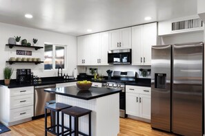 Refrigerador, microondas, horno y parrilla de estufa