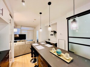 Interior - 5 minutes walking to CN Tower! Luxury 2 bed+2 bath condo Downtown Toronto (Toronto)