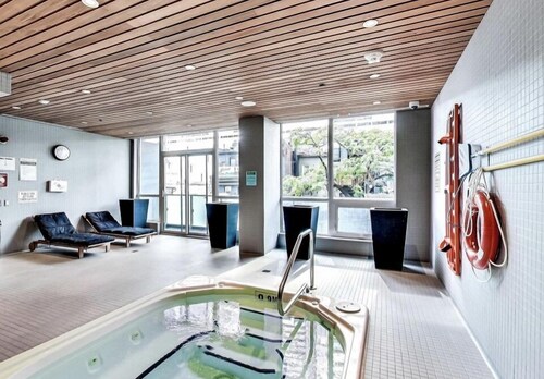 5 minutes walking to CN Tower! Luxury 2 bed+2 bath condo Downtown Toronto