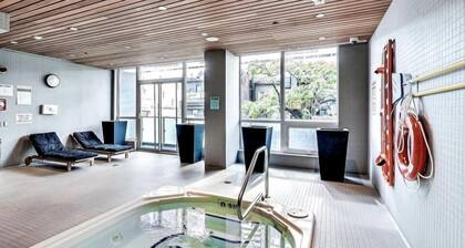 5 minutes walking to CN Tower! Luxury 2 bed+2 bath condo Downtown Toronto