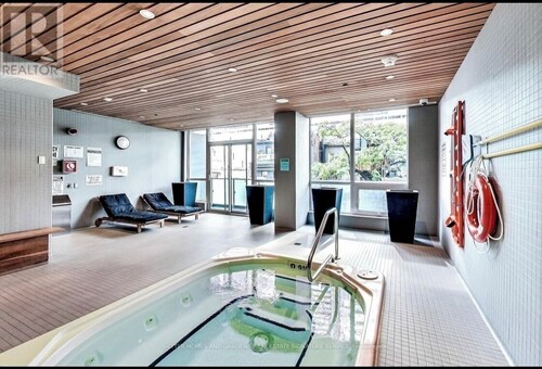 5 minutes walking to CN Tower! Luxury 2 bed+2 bath condo Downtown Toronto