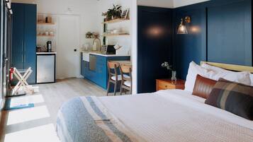 1 habitación, escritorio y espacio para trabajar con laptop