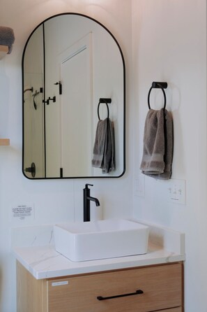 奢华村舍, 山景, 山腰 | 浴室 | 淋浴设施、免费洗浴用品、吹风机、毛巾