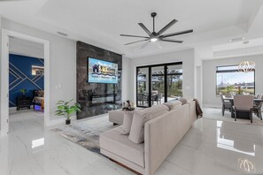 スマートテレビ、暖炉、テレビゲーム、テーブルサッカー台