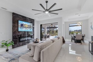 スマートテレビ、暖炉、テレビゲーム、テーブルサッカー台