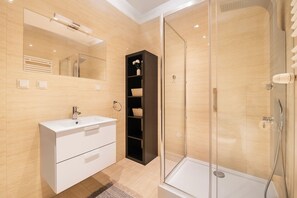 Douche, articles de toilette (gratuits), séchoir à cheveux