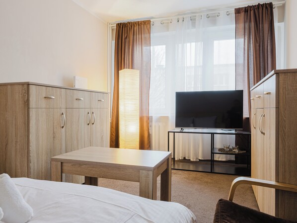 1 bedroom, iron/ironing board, WiFi, bed sheets - Osiedle Piastowskie Comfort Apartment (Poznan)
