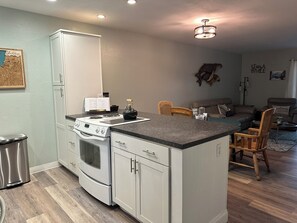 Interior - Cozy 2-bedroom apartment in enchanting Anchorage with WiFi (Anchorage)