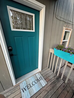 Exterior detail - Cozy 2-bedroom apartment in enchanting Anchorage with WiFi (Anchorage)