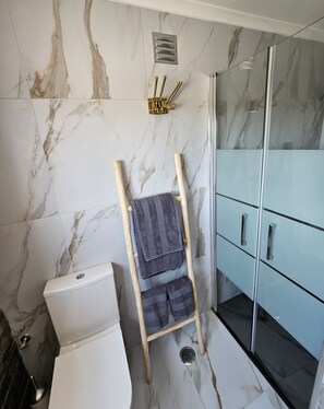 Shower, hair dryer, towels, soap - Walking distance to several beaches, Ferragudo village, supermarkets and Portimão. (Ferragudo)