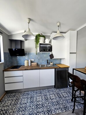 Kühlschrank, Mikrowelle, Herdplatte, Wasserkocher mit Kaffee-/Teezubehör