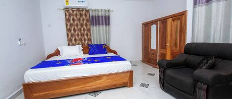 5 bedrooms, iron/ironing board, WiFi, bed sheets