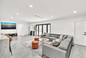 Smart TV, foosball, table tennis, offices - Lux Modern Villa w/Pool, Gym, Game Room, and Mini Golf, Near Beach and Casino (Hollywood)