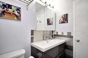 Secadora de cabello, toallas, papel de baño 