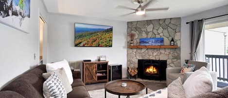 Smart TV, chimenea y tenis de mesa
