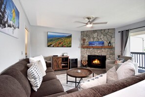 TV connectée, cheminée, table de tennis de table