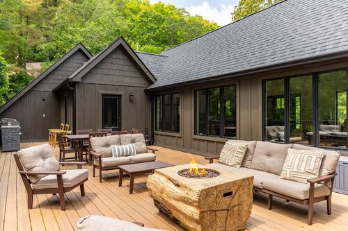 Cornerstone: 100% Renovated, In-Town Boone! Hot tub, Pet Friendly, Pool Table