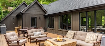 Cornerstone: 100% Renovated, In-Town Boone! Hot tub, Pet Friendly, Pool Table