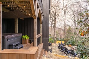 Outdoor spa tub - Cornerstone: 100% Renovated, In-Town Boone! Hot tub, Pet Friendly, Pool Table (Boone)