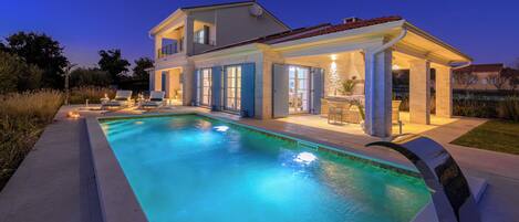 Lämmitetty uima-allas