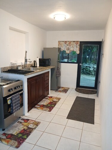 Charming 2-bedroom villa in amazing Ocho Rios with WiFi, AC 
