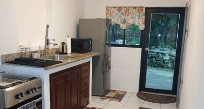 Charming 2-bedroom villa in amazing Ocho Rios with WiFi, AC