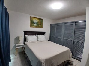 2 slaapkamers, een strijkplank/strijkijzer, gratis wifi, beddengoed
