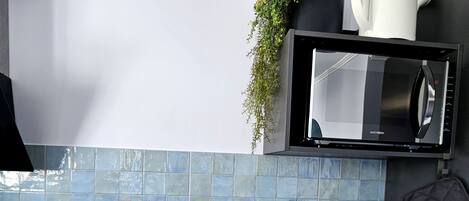 Een koelkast, een magnetron, een kookplaat