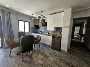 Kühlschrank, Mikrowelle, Herdplatte, Wasserkocher mit Kaffee-/Teezubehör