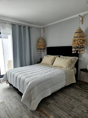 2 chambres, coffres-forts dans les chambres, fer et planche à repasser