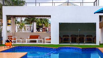 Una piscina al aire libre