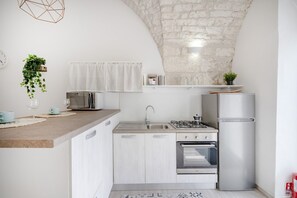 Fridge, oven, stovetop, cookware/dishes/utensils