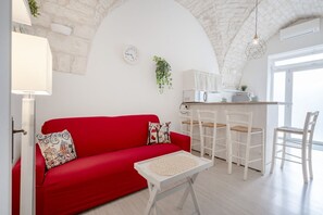 TV - Lovely apartment equipped with every comfort for 2 people and located in a typical stone building, of which it retains striking features in the internal architecture, such as the characteristic stone vault in the living area. The flat is located in a qui (Ostuni)