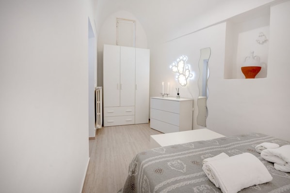 Iron/ironing board, bed sheets