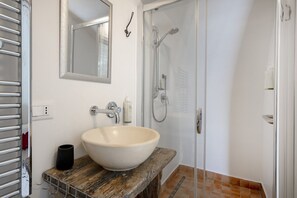 Douche, sèche-cheveux, serviettes fournies, shampoing