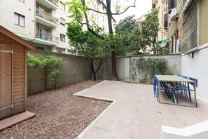 Outdoor dining - GuestHost - Modern 50 sqm flat, for 4 people, on the mezzanine ground floor (stairs to access) of a building WITHOUT lift.The property is located only 400 m from the ‘Amendola’ stop of the underground Red Line (M1) leading directly to the Duomo. Amen (Milano)