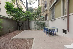 Outdoor dining - GuestHost - Modern 50 sqm flat, for 4 people, on the mezzanine ground floor (stairs to access) of a building WITHOUT lift.The property is located only 400 m from the ‘Amendola’ stop of the underground Red Line (M1) leading directly to the Duomo. Amen (Milano)