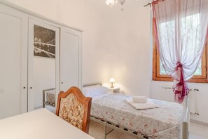 2 bedrooms, iron/ironing board, Internet, bed sheets - GuestHost - Cozy 65 sqm apartment for 3 people, located on the raised first floor of a building without an elevator, featuring a charming terrace ideal for relaxing. The property is situated on Via delle Rovare, a quiet and strategic location close to th (Genova)