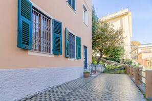 Exterior - GuestHost - Cozy 65 sqm apartment for 3 people, located on the raised first floor of a building without an elevator, featuring a charming terrace ideal for relaxing. The property is situated on Via delle Rovare, a quiet and strategic location close to th (Genova)