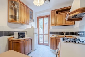 Fridge, microwave, oven, stovetop - GuestHost - Cozy 65 sqm apartment for 3 people, located on the raised first floor of a building without an elevator, featuring a charming terrace ideal for relaxing. The property is situated on Via delle Rovare, a quiet and strategic location close to th (Genova)